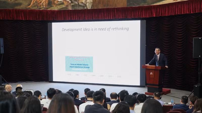 Giáo sư Lâm Nghị Phu chia sẻ về “Việt Nam thịnh vượng trong kỷ nguyên mới: Góc nhìn từ kinh tế học cấu trúc mới”.