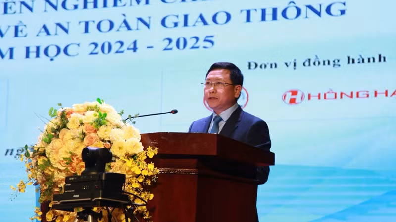 Vụ trưởng Giáo dục Chính trị và Công tác học sinh, sinh viên (Bộ Giáo dục và Đào tạo) Trần Văn Đạt phát biểu tại buổi lễ.