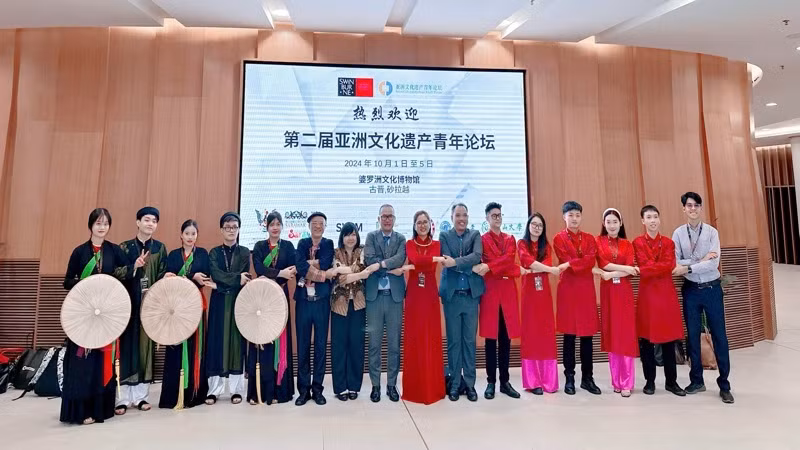 Việt Nam có đại diện là Trường đại học Hòa Bình tham dự với hai đội thi: nhóm Quan họ và nhóm Áo dài.