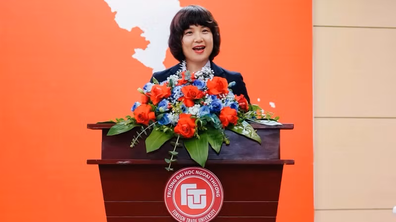 Phó Hiệu trưởng Trường đại học Ngoại thương Hà Nội, Phạm Thu Hương phát biểu tại buổi lễ.