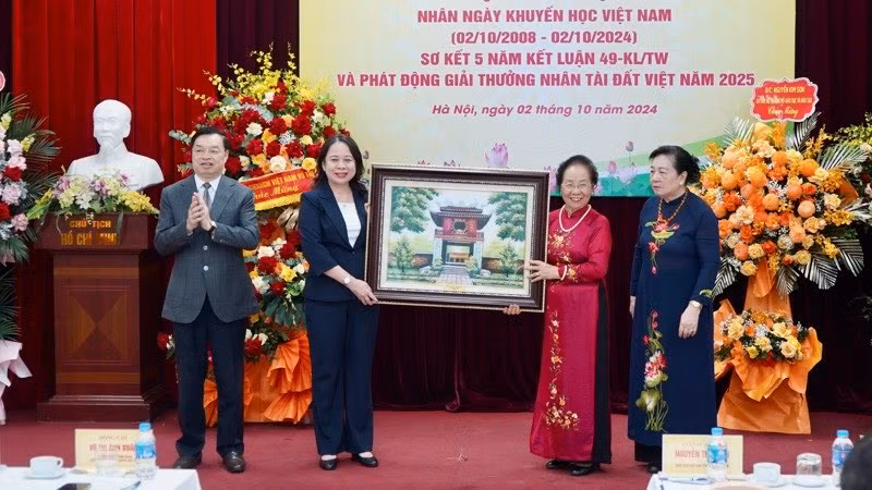 Ủy viên Trung ương Đảng, Phó Chủ tịch nước Võ Thị Ánh Xuân chúc mừng Hội Khuyến học Việt Nam nhân Ngày Khuyến học Việt Nam. 