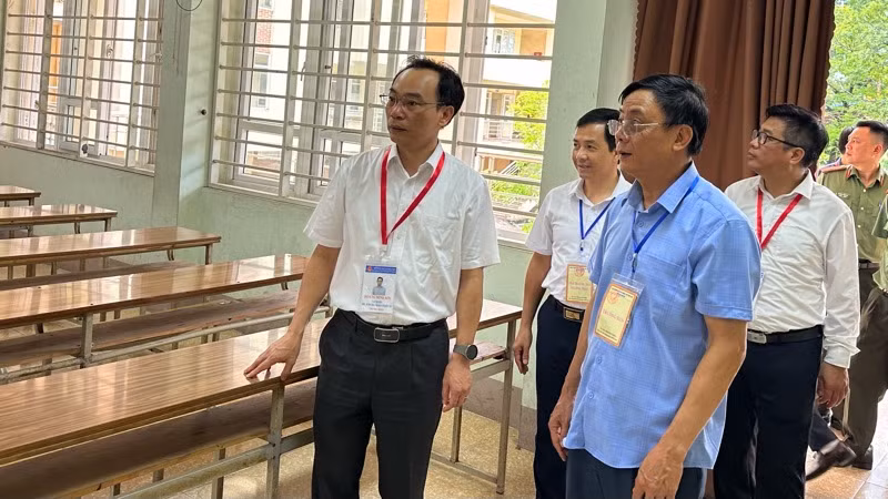 Thứ trưởng Giáo dục và Đào tạo Hoàng Minh Sơn kiểm tra công tác chuẩn bị tại điểm thi Trường trung học phổ thông Lương Ngọc Quyến (thành phố Thái Nguyên, tỉnh Thái Nguyên).