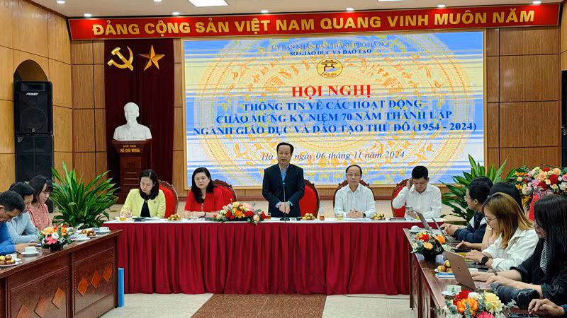 Giám đốc Sở Giáo dục và Đào tạo Hà Nội Trần Thế Cương thông tin tại hội nghị. 