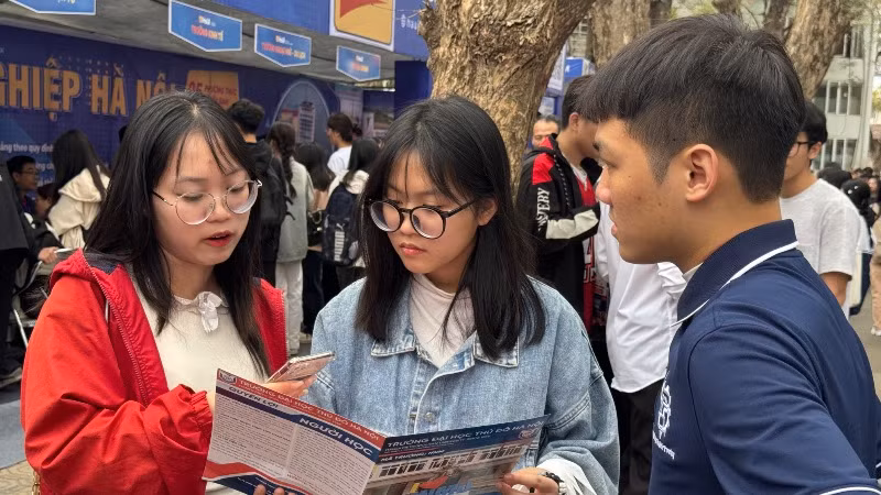 Học sinh tìm hiểu ngành nghề tại Ngày hội tuyển sinh-hướng nghiệp. (Ảnh: THÚY QUỲNH)