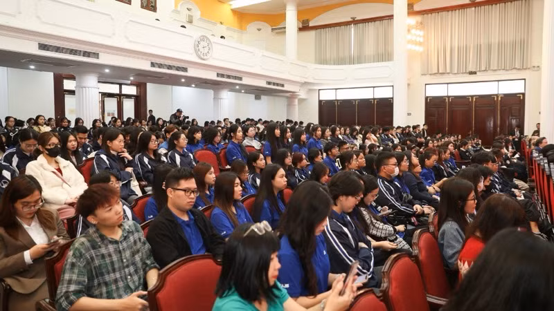 Hơn 400 sinh viên của Đại học Quốc gia Hà Nội tham dự buổi giao lưu.