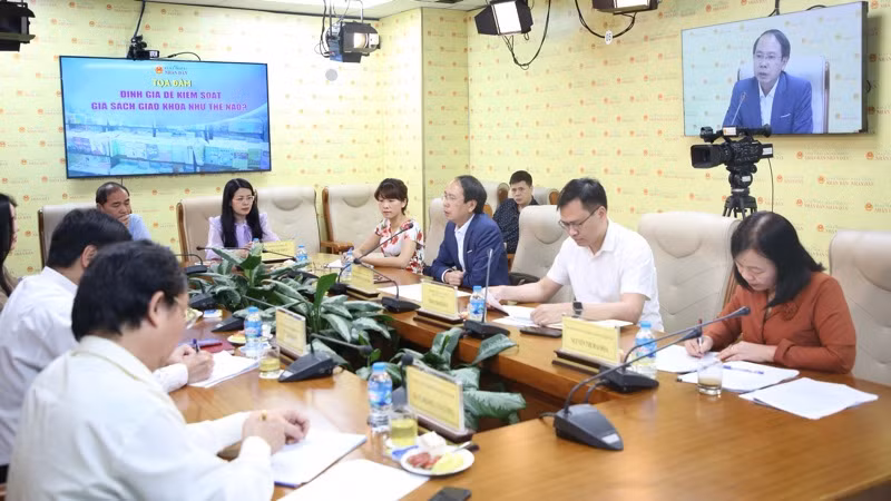 Các đại biểu chia sẻ tại toạ đàm. 