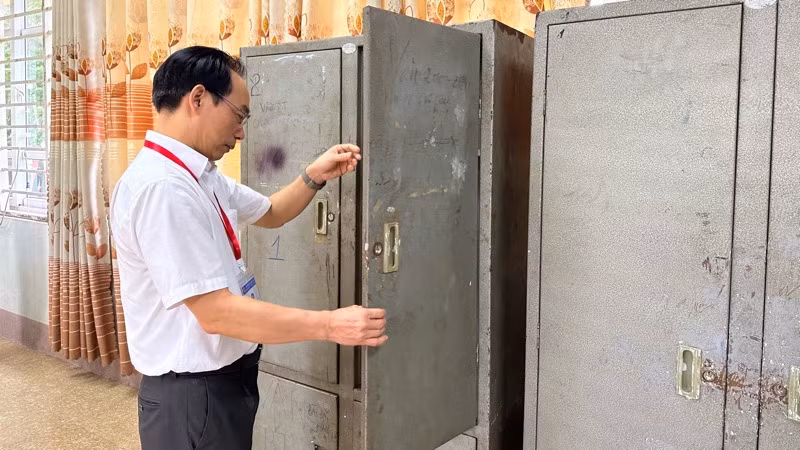 Thứ trưởng Giáo dục và Đào tạo Hoàng Minh Sơn kiểm tra tủ đựng bài thi tại điểm thi Trường trung học phổ thông Lương Ngọc Quyến (thành phố Thái Nguyên, tỉnh Thái Nguyên).