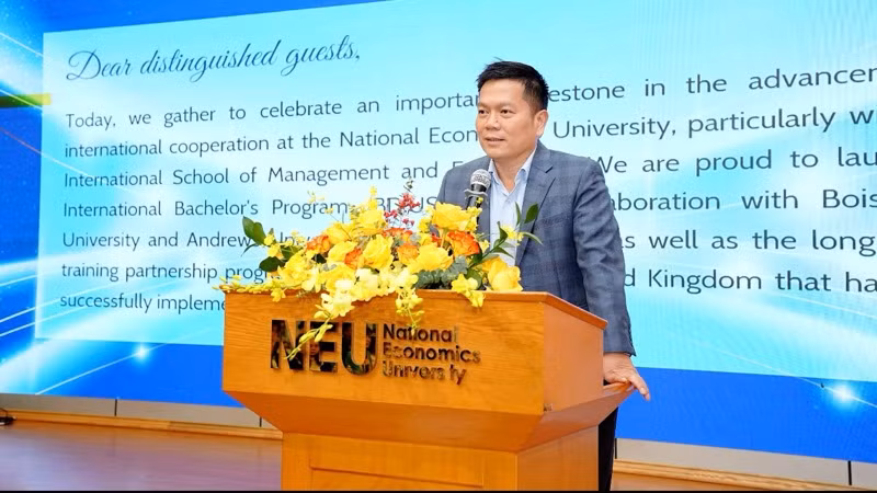 Phó Hiệu trưởng Đại học Kinh tế Quốc dân, Phó Giáo sư, Tiến sĩ Nguyễn Thành Hiếu phát biểu tại buổi lễ.