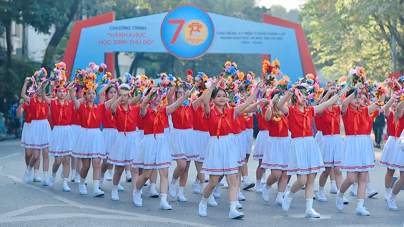 Học sinh Thủ đô diễu hành tại chương trình. (ẢNH: TRẦN HIỆP)