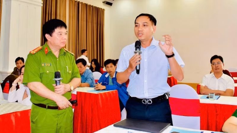 Các đại biểu chia sẻ tại hội nghị.