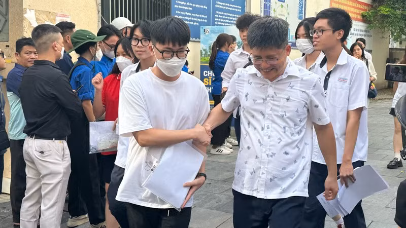 Thí sinh phấn khởi sau khi hoàn thành môn thi tại kỳ thi tốt nghiệp THPT năm 2014. (Ảnh: THÚY QUỲNH) 