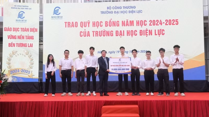 Lãnh đạo nhà trường trao quỹ học bổng năm học 2024-2025 cho đại diện các tân sinh viên. 