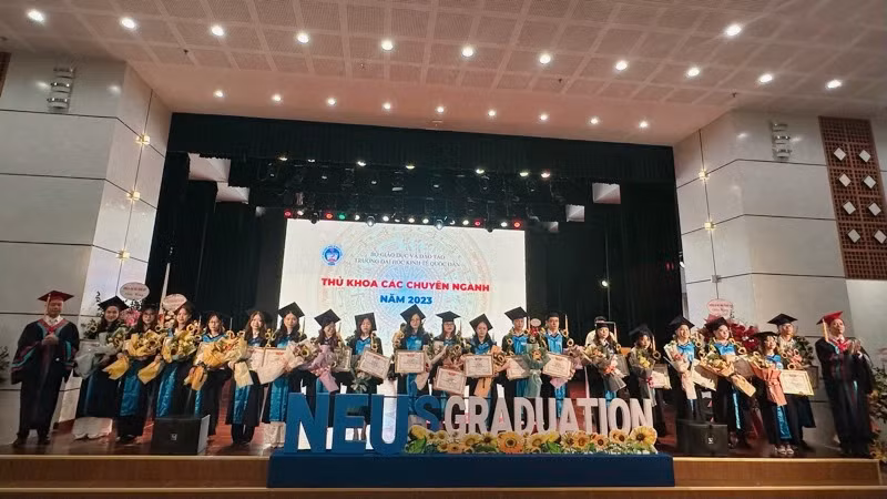 Lãnh đạo Trường Đại học Kinh tế quốc dân trao giấy khen cho 39 thủ khoa các chuyên ngành.