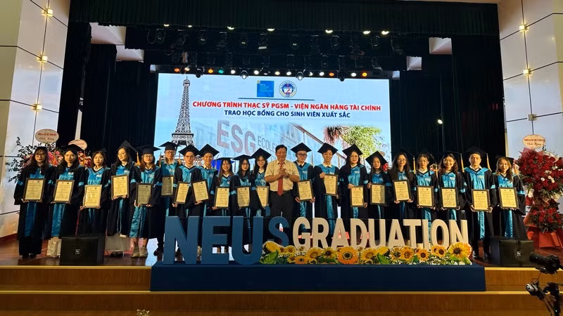 Trao học bổng cao học cho các sinh viên xuất sắc.