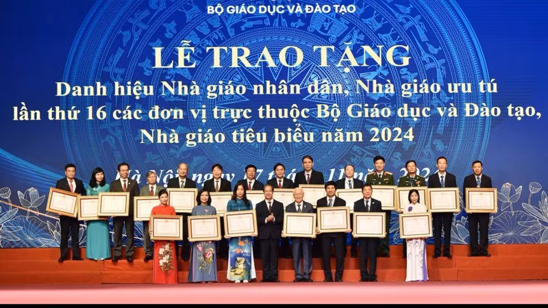 Bộ trưởng Bộ Giáo dục và Đào tạo Nguyễn Kim Sơn và các Nhà giáo Nhân dân năm 2024. 