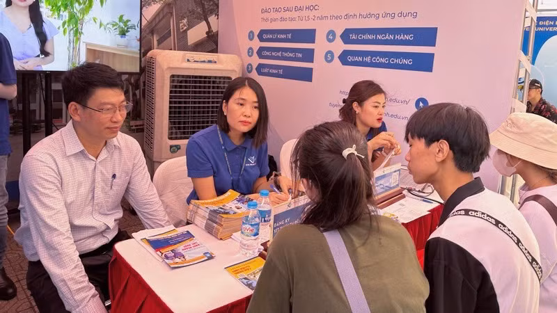 Học sinh được tư vấn chuyên sâu các ngành học tại gian tư vấn của Trường đại học Hòa Bình.