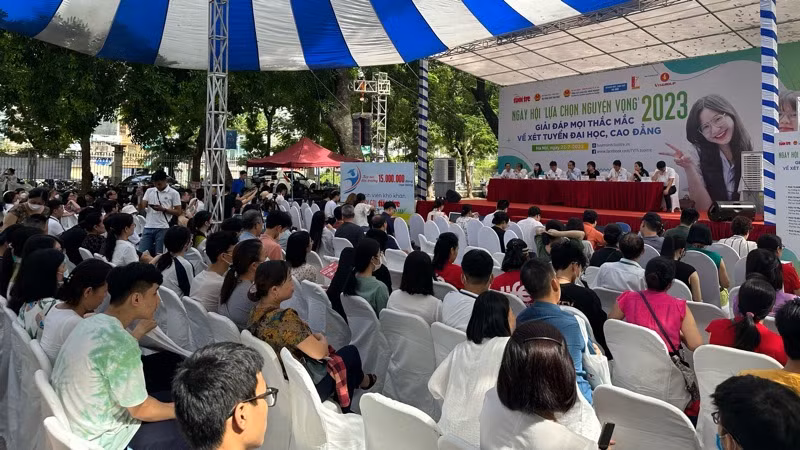 Nhiều băn khoăn, thắc mắc của học sinh và phụ huynh được giải đáp tại ngày hội.