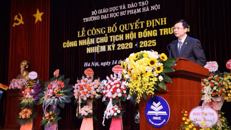 PGS, TS Nguyễn Văn Hiền phát biểu nhận nhiệm vụ mới. (Thanh Tùng)