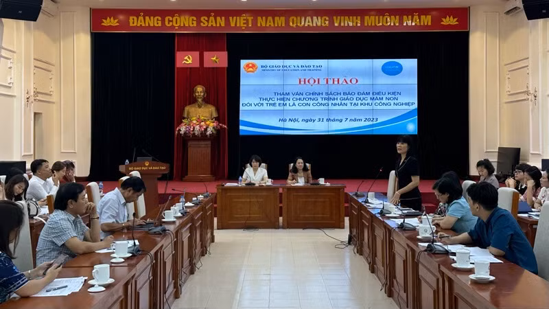 Các đại biểu tập trung trao đổi, chia sẻ kinh nghiệm trong quá trình triển khai thực hiện chính sách đối với giáo dục mầm non ở địa bàn có khu công nghiệp, khu chế xuất.