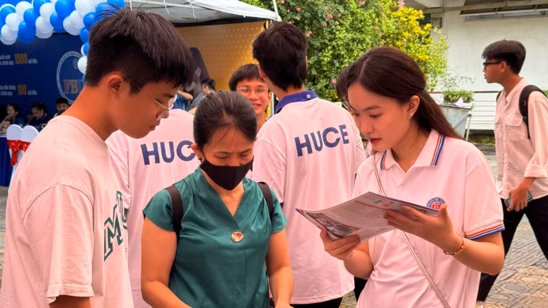 Thí sinh và phụ huynh tìm hiểu thông tin tuyển sinh tại Ngày hội "Lựa chọn nguyện vọng xét tuyển đại học, cao đẳng" năm 2024. (Ảnh: THÚY QUỲNH)