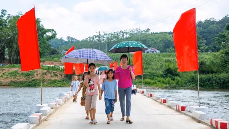 Cây cầu chính thức được đưa vào sử dụng trong niềm hân hoan của người dân và học sinh. 