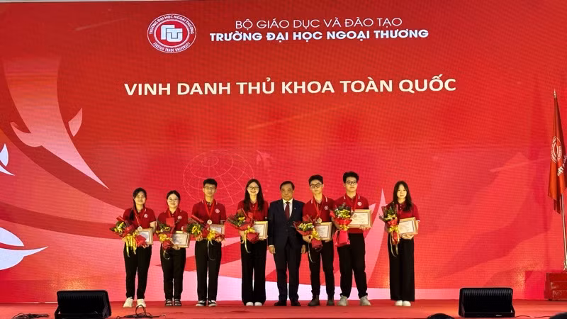 Hiệu trưởng Trường đại học Ngoại thương PGS, TS Bùi Anh Tuấn trao Giấy khen và Huy hiệu cho các thủ khoa toàn quốc trở thành tân sinh viên của trường năm 2023.