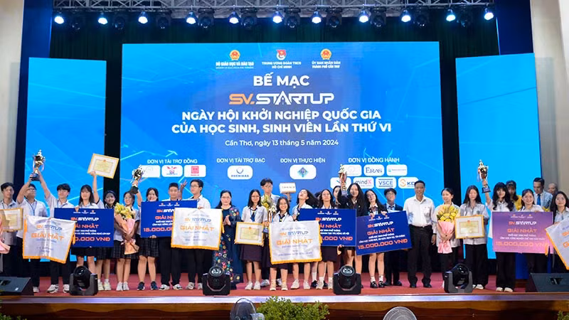 Trao thưởng các dự án đạt giải Nhất cuộc thi "Học sinh, sinh viên với ý tưởng khởi nghiệp" năm 2024. (Ảnh: MINH THU)