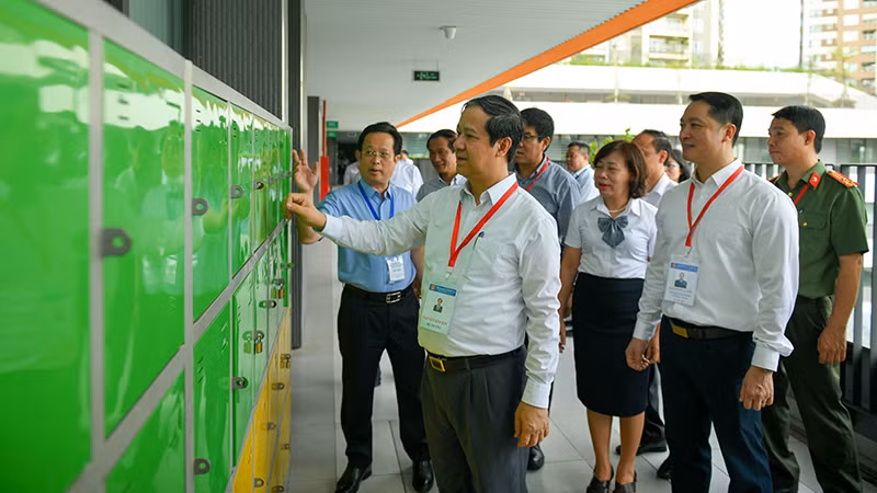 Bộ trưởng Nguyễn Kim Sơn kiểm tra điểm thi đặt tại Trường trung học cơ sở Nguyễn Duy Hưng (Hà Nội).