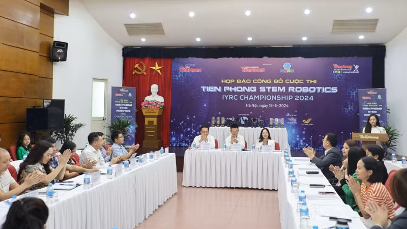 Quang cảnh họp báo. 