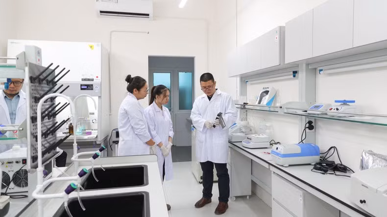 Hoạt động thí nghiệm, thực hành trong đào tạo, nghiên cứu của cán bộ giảng viên, sinh viên Đại học Quốc gia Hà Nội.