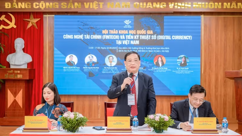 Hiệu trưởng Trường đại học Hòa Bình, PGS,TS Tô Ngọc Hưng phát biểu tại hội thảo.