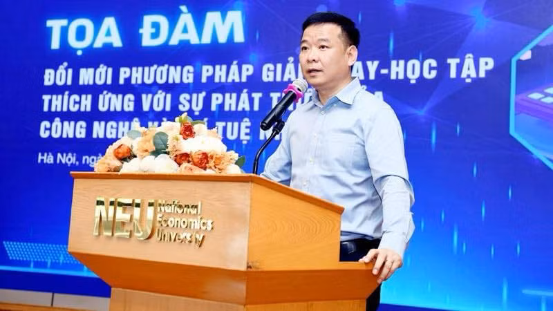 Phó Giám đốc Đại học Kinh tế quốc dân, Phó Giáo sư, Tiến sĩ Bùi Huy Nhượng phát biểu tại toạ đàm.