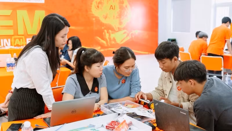 Giáo viên trung học phổ thông ứng dụng AI và STEM vào giảng dạy một cách hiệu quả. 