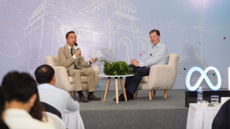 Ngài Nick Clegg, Chủ tịch phụ trách Đối ngoại toàn cầu Tập đoàn Meta (bên phải) chia sẻ cởi mở với lãnh đạo, giảng viên, sinh viên của Đại học Quốc gia Hà Nội.