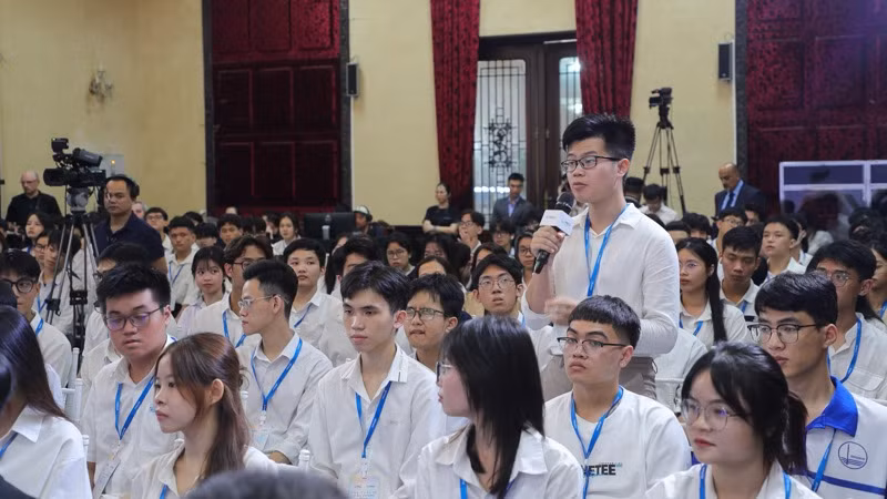 Sinh viên trao đổi tại buổi gặp gỡ với Chủ tịch Nick Clegg. 