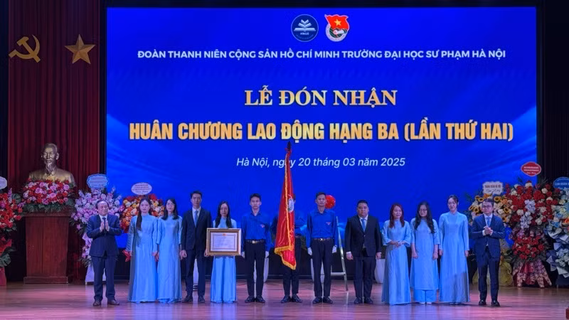 Đoàn thanh niên Cộng sản Hồ Chí Minh Trường đại học Sư phạm Hà Nội đón nhận Huân chương Lao động hạng ba lần thứ hai. (Ảnh: THÚY QUỲNH)