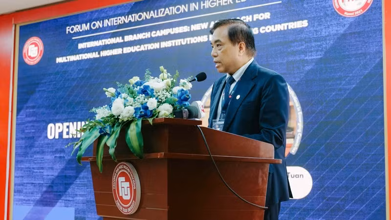 Hiệu trưởng Trường đại học Ngoại thương PGS, TS Bùi Anh Tuấn phát biểu tại diễn đàn.