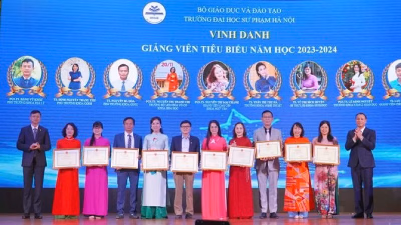 Trường đại học Sư phạm Hà Nội vinh danh các nhà giáo nhân dân, nhà giáo ưu tú; giảng viên tiêu biểu của nhà trường. 