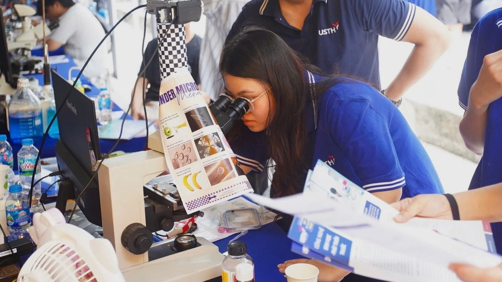 Học sinh trải nghiệm công nghệ ở ngày hội. Học sinh trải nghiệm công nghệ ở ngày hội.