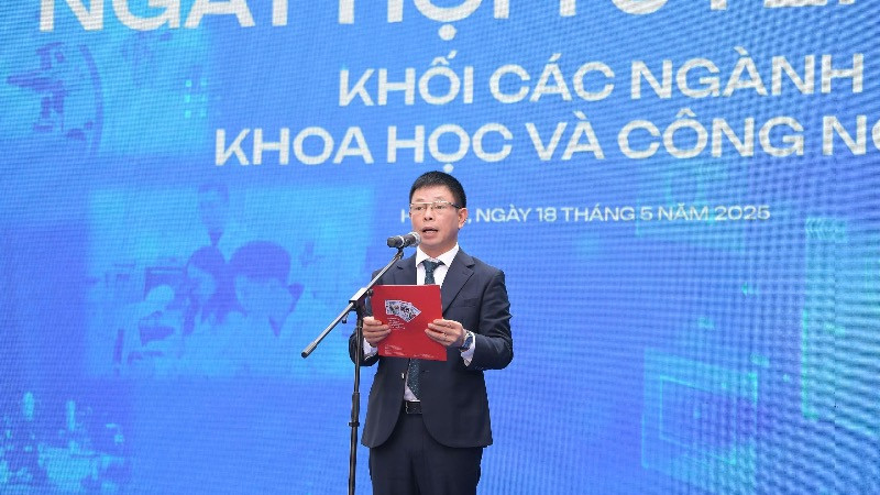 Tổng Biên tập Báo Tiền Phong, nhà báo Phùng Công Sưởng phát biểu khai mạc. Tổng Biên tập Báo Tiền Phong, nhà báo Phùng Công Sưởng phát biểu khai mạc.
