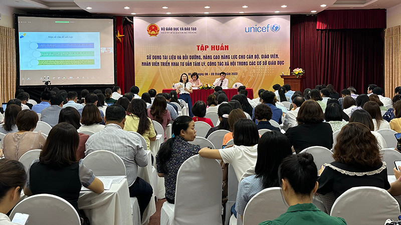 Buổi tập huấn được tổ chức theo hình thức trực tiếp kết hợp trực tuyến với sự tham gia của 21 nghìn cán bộ, giáo viên ở 63 tỉnh, thành phố.