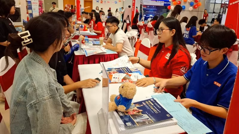 Học sinh tìm hiểu thông tin tại Đại học Kinh tế Quốc dân. (Ảnh: THÚY QUỲNH)