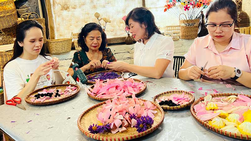 Dự án "Biến phụ phẩm cây trồng nông nghiệp thành tác phẩm nghệ thuật có giá trị cao" lọt vào chung kết cuộc thi "Phụ nữ khởi nghiệp, phát huy tài nguyên bản địa". (Ảnh MINH THÚY)