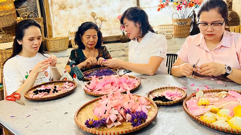 Dự án "Biến phụ phẩm cây trồng nông nghiệp thành tác phẩm nghệ thuật có giá trị cao" lọt vào chung kết cuộc thi "Phụ nữ khởi nghiệp, phát huy tài nguyên bản địa". (Ảnh MINH THÚY)