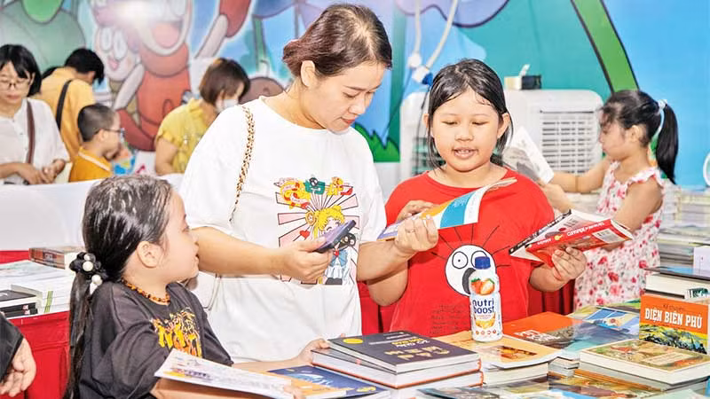 Đông đảo bạn đọc đến với Hội sách Hà Nội 2023.