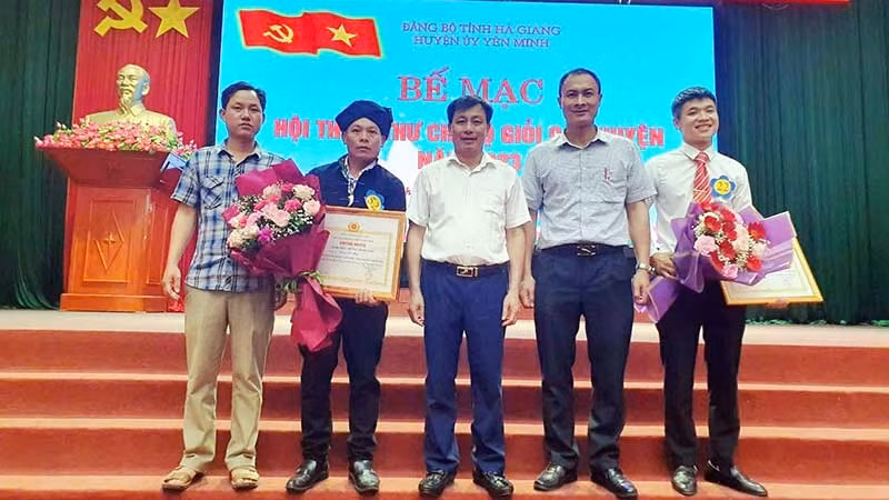 Đồng chí Phàn Tờ Mìn, Bí thư Chi bộ thôn Đoàn Kết (thứ hai từ trái qua) giành giải khuyến khích trong hội thi Bí thư chi bộ giỏi huyện Yên Minh, tỉnh Hà Giang.
