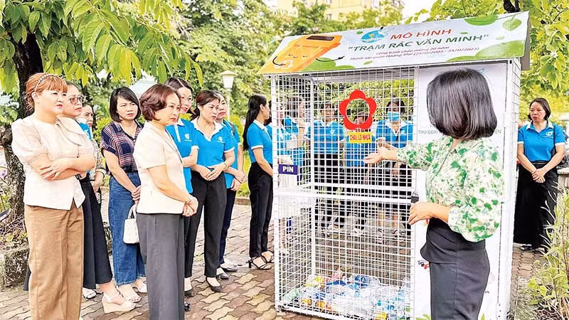 Mô hình “Trạm rác văn minh” của Hội Liên hiệp Phụ nữ quận Hoàng Mai tại khu vực chợ đầu mối phía nam và hồ Đền Lừ. (Ảnh HIỀN THU)