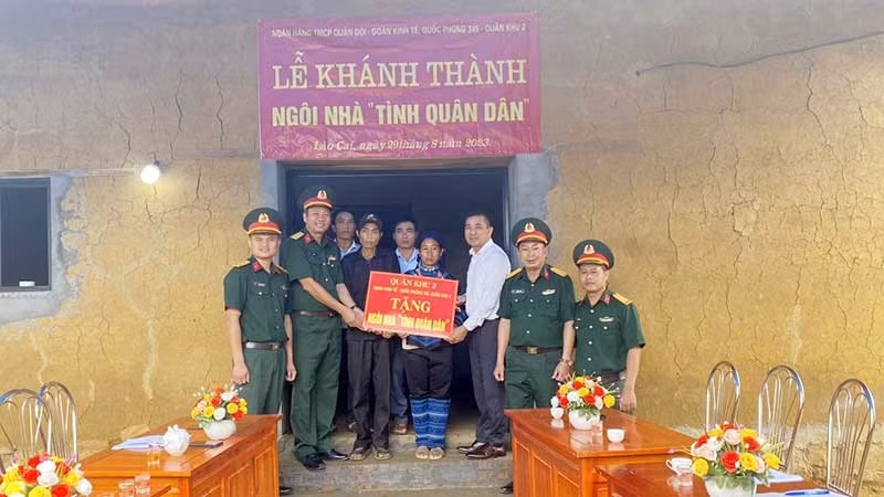 Đại diện Đoàn Kinh tế-Quốc phòng 345 (Quân khu 2) trao nhà mới tặng gia đình ông Phà Thó Xá ở thôn Choản Thèn, xã Y Tý, huyện Bát Xát, tỉnh Lào Cai.