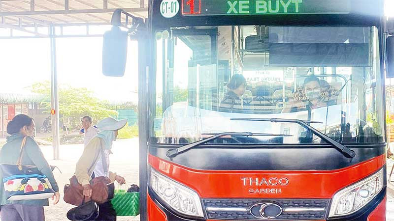 Hành khách đi tuyến xe buýt Ô Môn-Ba Láng.