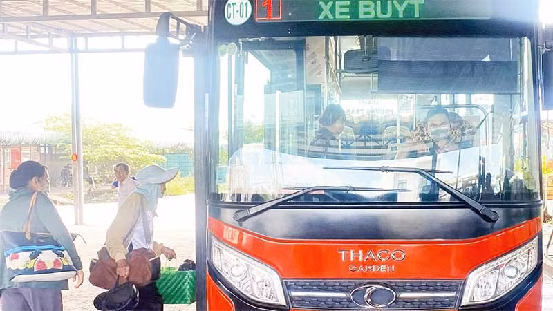 Hành khách đi tuyến xe buýt Ô Môn-Ba Láng.